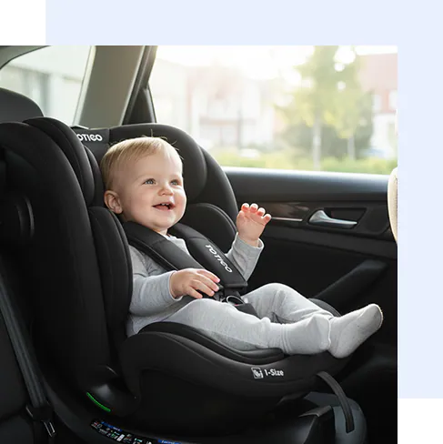 Dziecko siedzące w foteliku TOTICO Travi